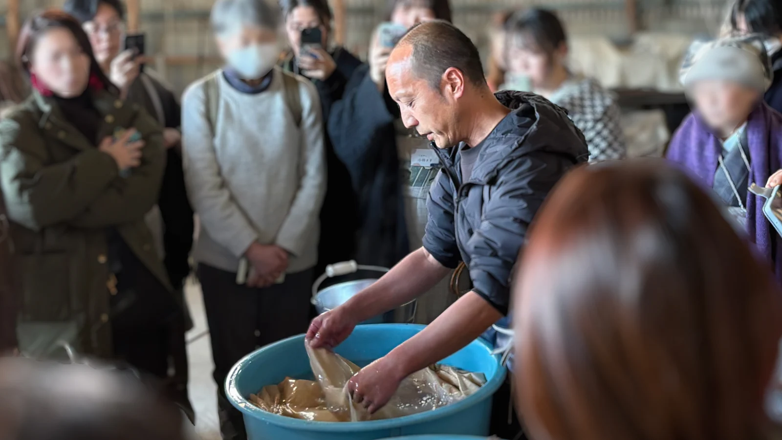 熟練の職人の感覚で行われる作業を見学