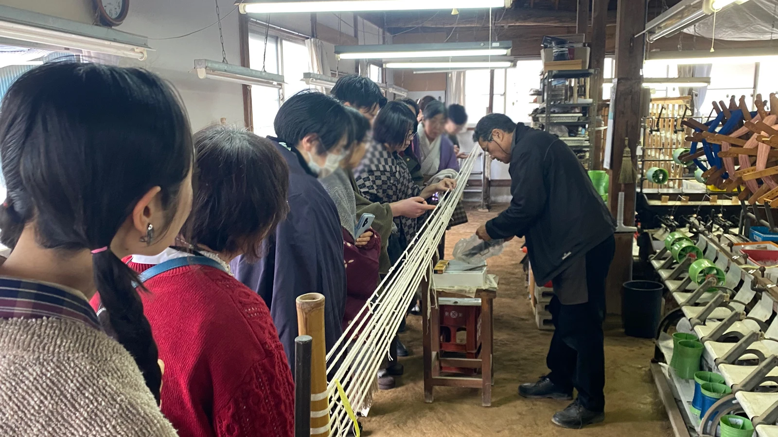 絣くくりを実際の工場で体験