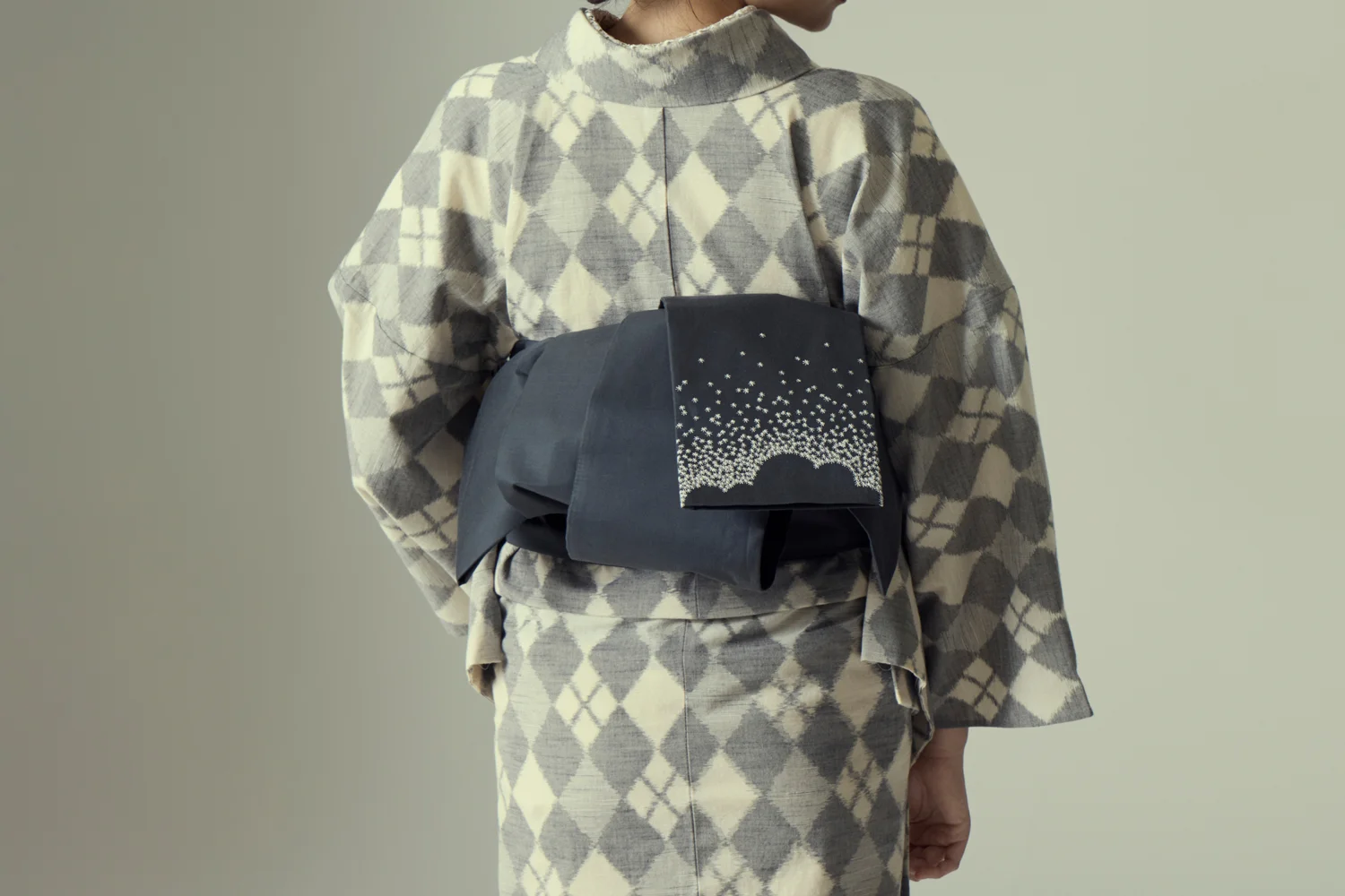 半巾帯｜刺繍四寸帯　夜光雲　紺青色