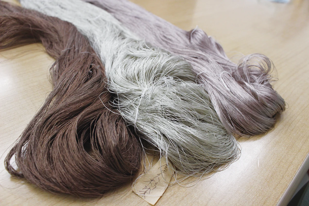 屋久杉染めの糸（真ん中）