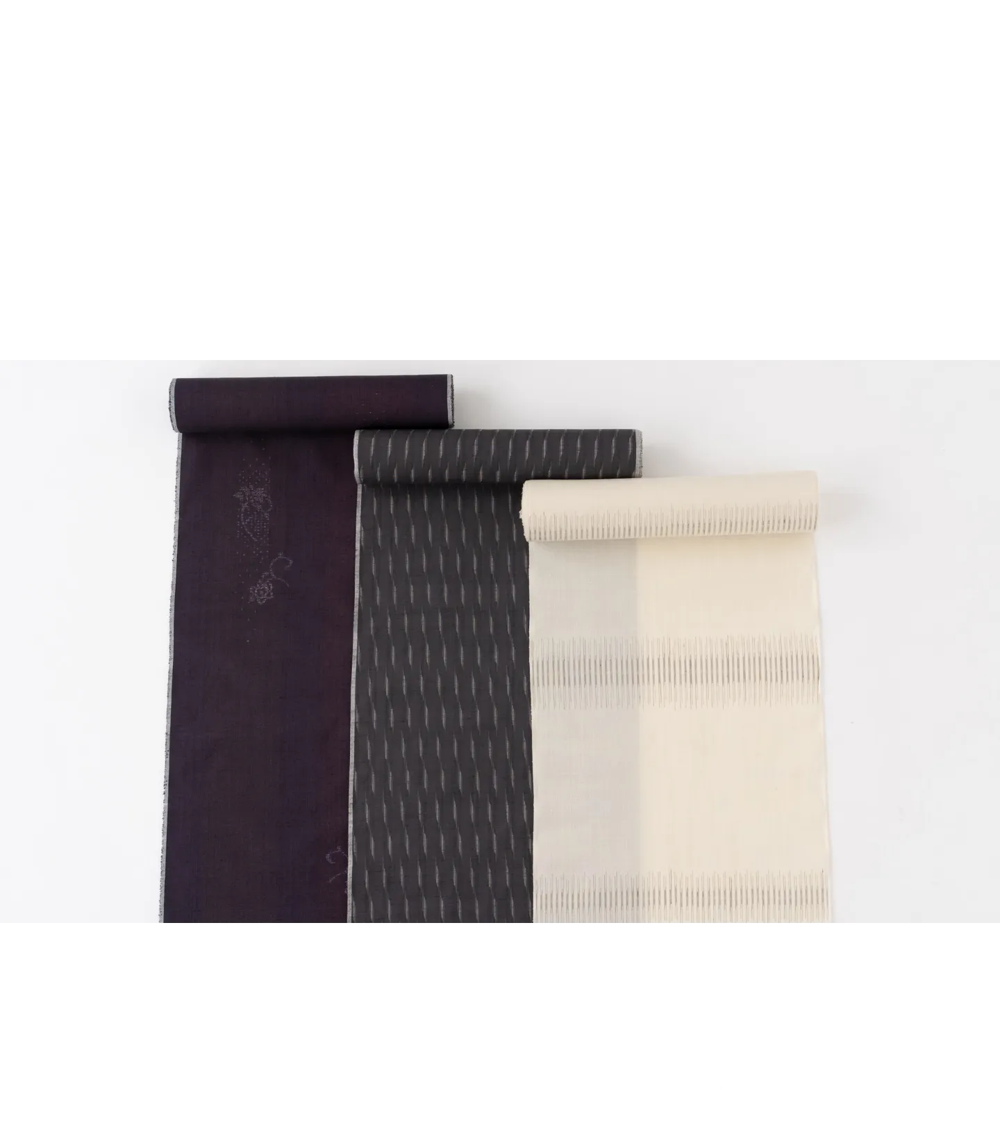 奥順/結城　奥順は明治40年の創業以来、産地製造問屋として結城紬の図案制作、機屋への発注と仕入、流通を担ってきました。原料である糸の確保、反物の最終仕上げである湯通し（糊抜き）も自社で手がけています。また資料館を含む観光施設の運営、ショールをはじめとする新商品の開発など、結城紬を広く伝えるための事業を展開しています。