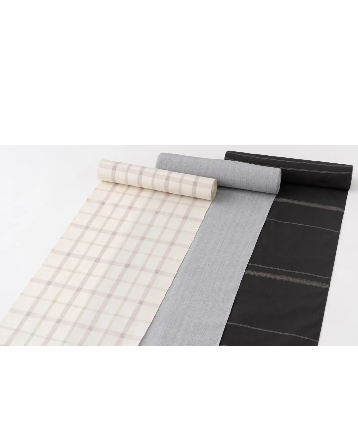 龍田屋/結城 ＜素材の良さを感じる上品な紬＞1863年創業の龍田屋は、結城紬の制作、卸売を営み、現在6代目に至ります。昔からこの地に伝わり今もなお受け継がれている「素材」と「技」を、これからも独特で崇高な「絹」を、お客さまにお伝えすることを「結城・龍田屋」の使命とし、風合いや肌に優しい素材の着心地はもちろんの事、お客様が生涯楽しんでお召しいただけるものづくりに努めています。