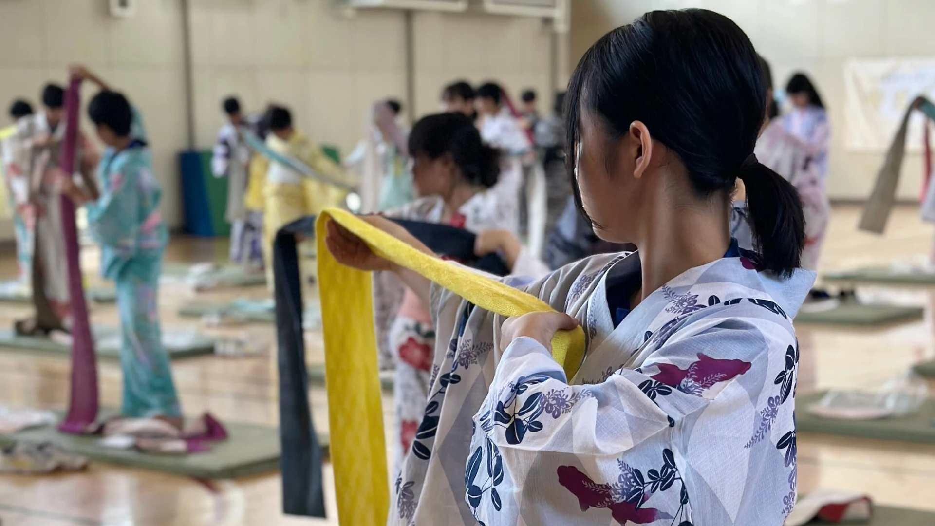渋谷区立原宿外苑中学校で「ゆかたの着付け授業」を行いました